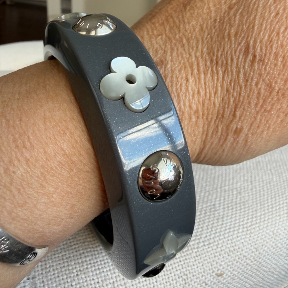 LOUIS VUITTON Pearl flower bangel Bracelet - Picture 3 of 9